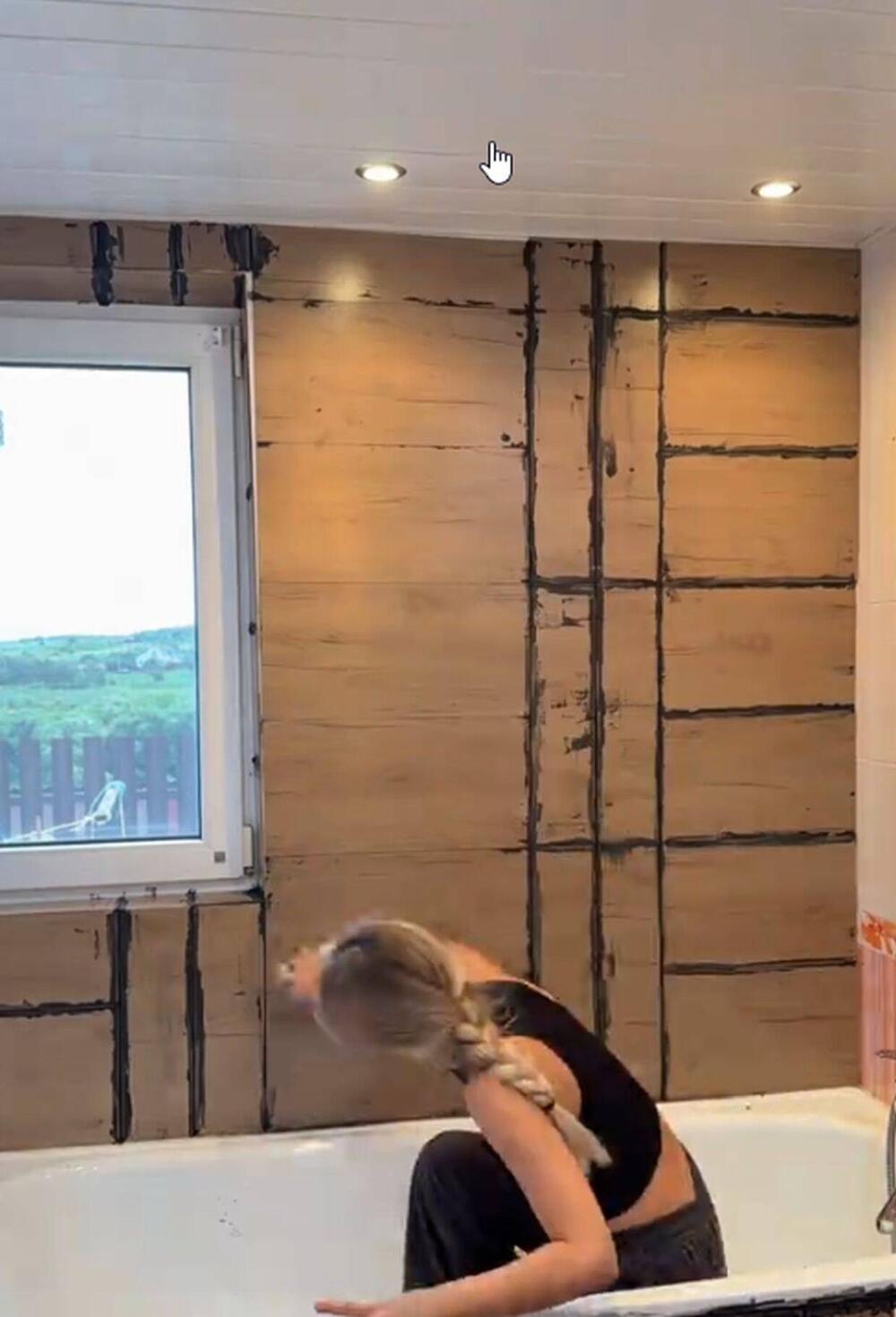 Jedan par je na TikToku pokazao kako je izveo "lažno renoviranje kupatila", lepeći nalepnice preko postojećih pločica