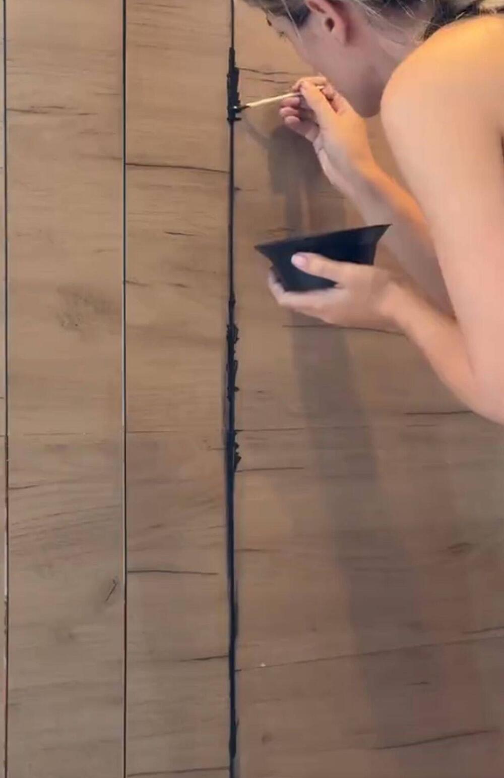 Jedan par je na TikToku pokazao kako je izveo "lažno renoviranje kupatila", lepeći nalepnice preko postojećih pločica