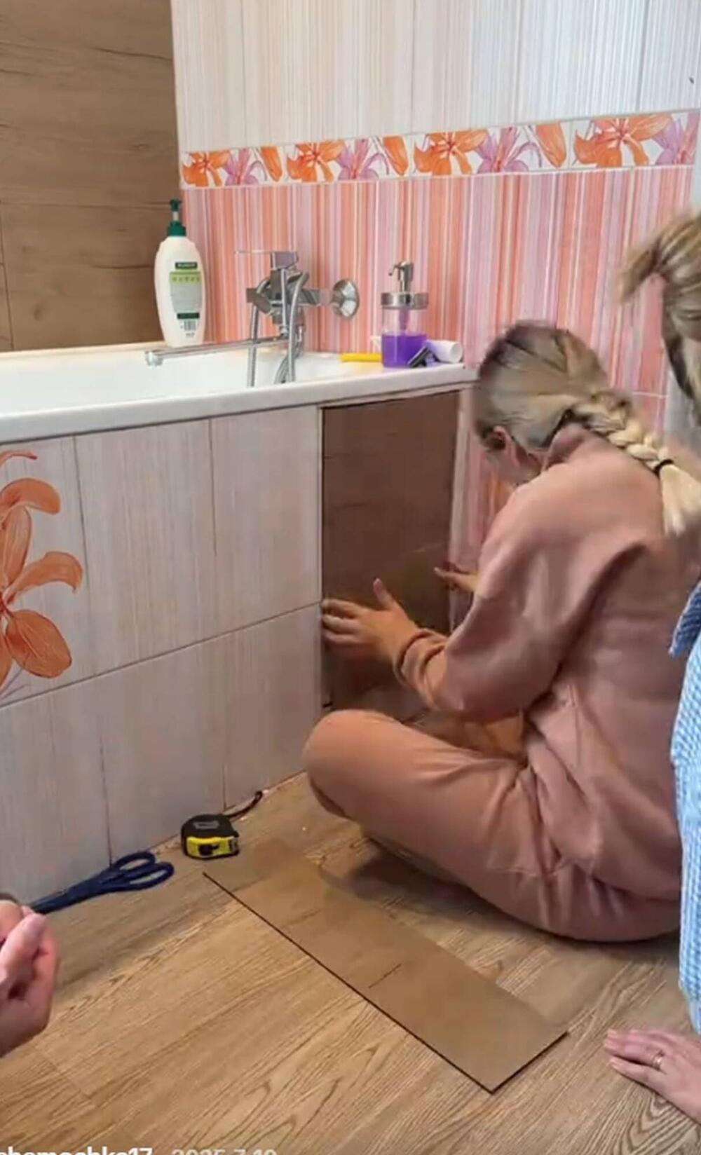Jedan par je na TikToku pokazao kako je izveo "lažno renoviranje kupatila", lepeći nalepnice preko postojećih pločica