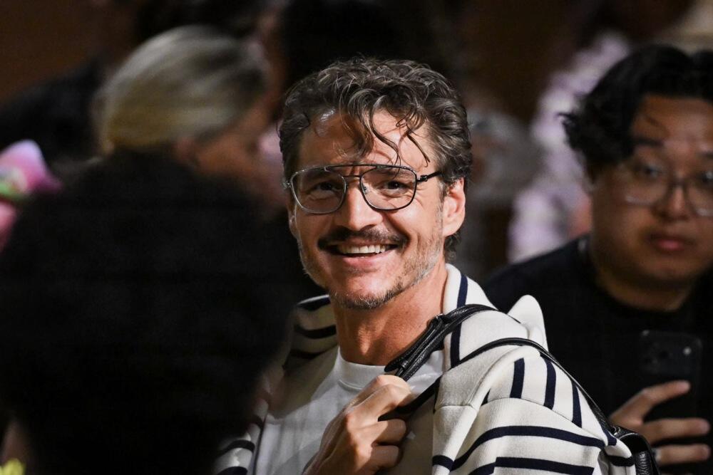Pedro Paskal na Chanel reviji u Parizu