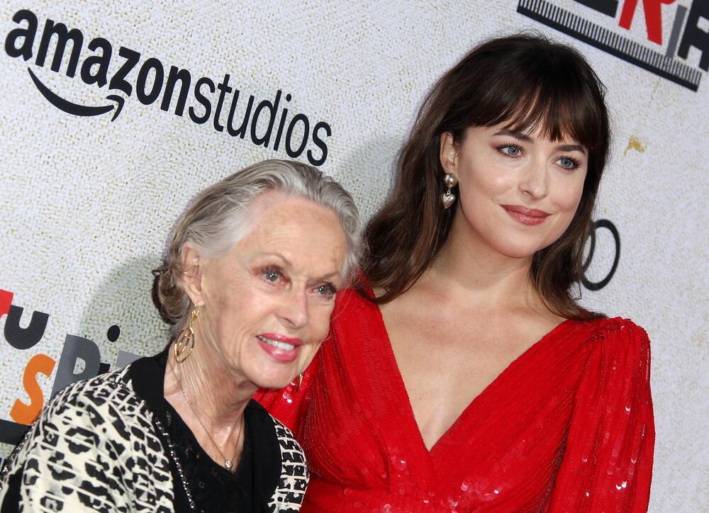 Legendarna Tipi Hedren i njena unuka Dakota Džonson na crvenom tepihu