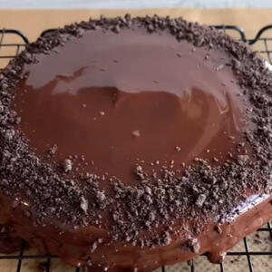 Torta od 3 sastojka koja se ne peče: Recept za ukusan slatkiš idealan za iznenadne goste koji stiže za samo 6 minuta