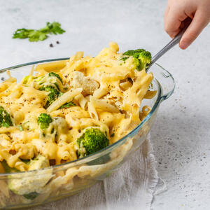 Recept za ručak iz jedne posude: Pasta sa brokolijem, piletinom i čedar sirom je zdrav, brz & slasan letnji obrok