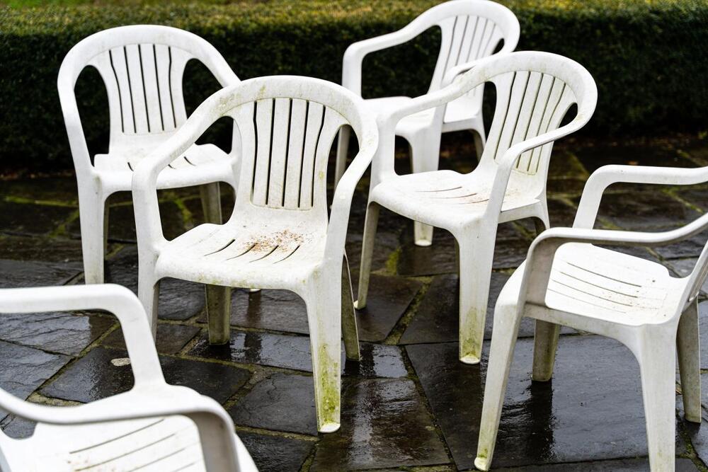 SUPER SAVET ZA ČIŠĆENJE STARIH FLEKA SA BELIH PLASTIČNIH STOLICA 