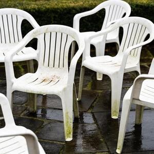 Kako očistiti posivele bele plastične stolice? I najupornije mrlje će nestati ako primenite trik koji je 100 % efikasan