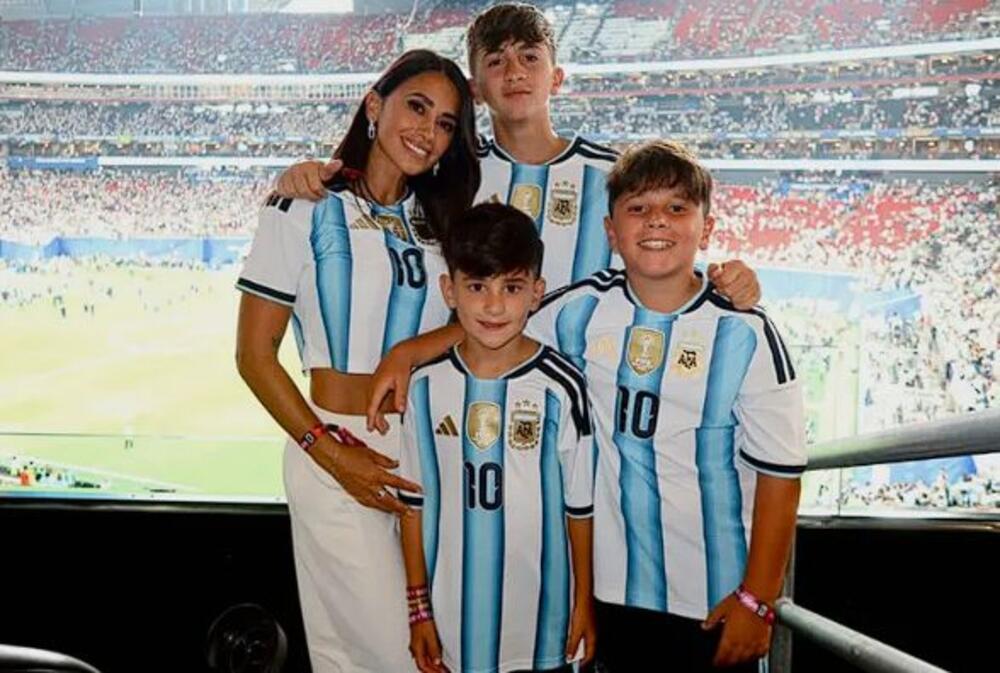 Antonela Rokuco je ponovo na Mundijalu bodrila reprezentaciju Argentine i supruga Lea Mesija s njihovim sinovima