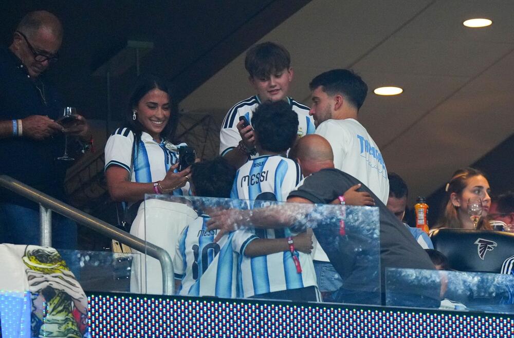 Antonela Rokuco je ponovo na Mundijalu bodrila reprezentaciju Argentine i supruga Lea Mesija s njihovim sinovima