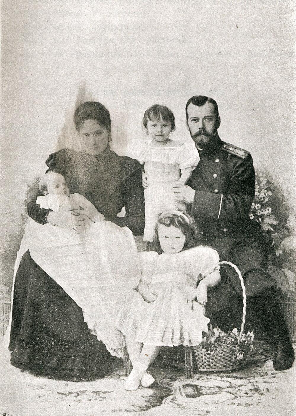 Aleksandra i Nikolaj Romanov sa ćerkama