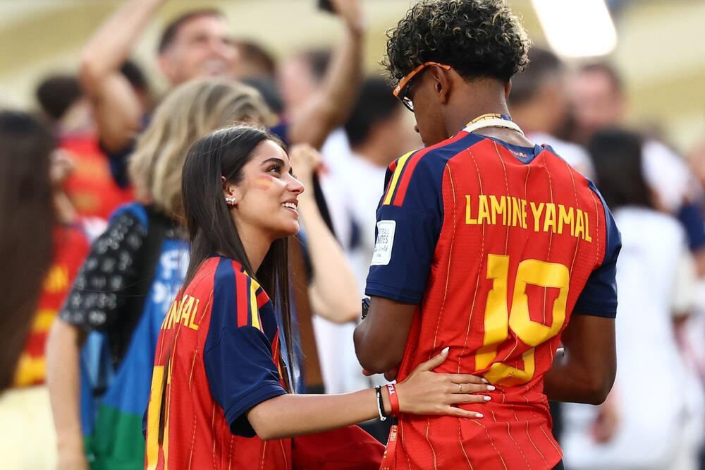 Ines Garsija i Lamin Jamal nakon pobede Španije u finalu Svetskog prvenstva u fudbalu