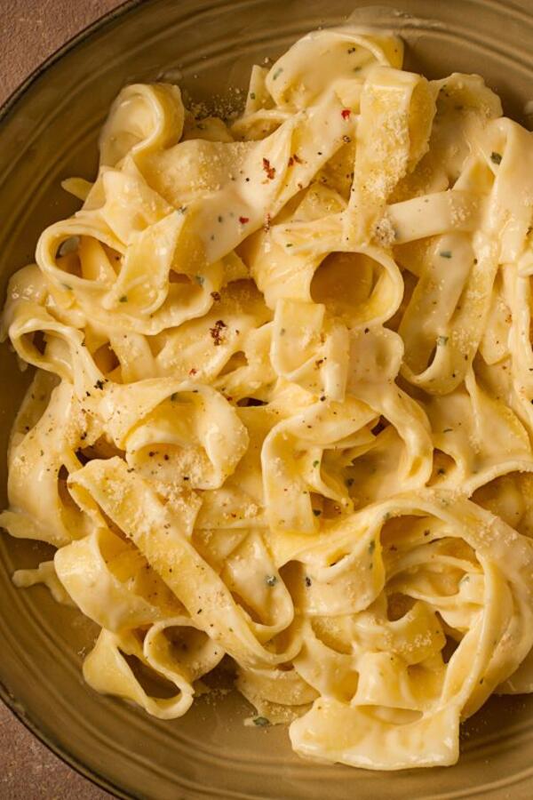 Kremasta pasta sa belim lukom gotova za 30 minuta: Preukusan ručak ili večera koja se topi pod nepcem