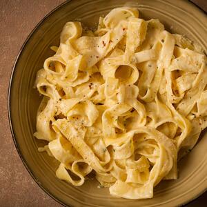 Kremasta pasta sa belim lukom gotova za 30 minuta: Preukusan ručak ili večera koja se topi pod nepcem