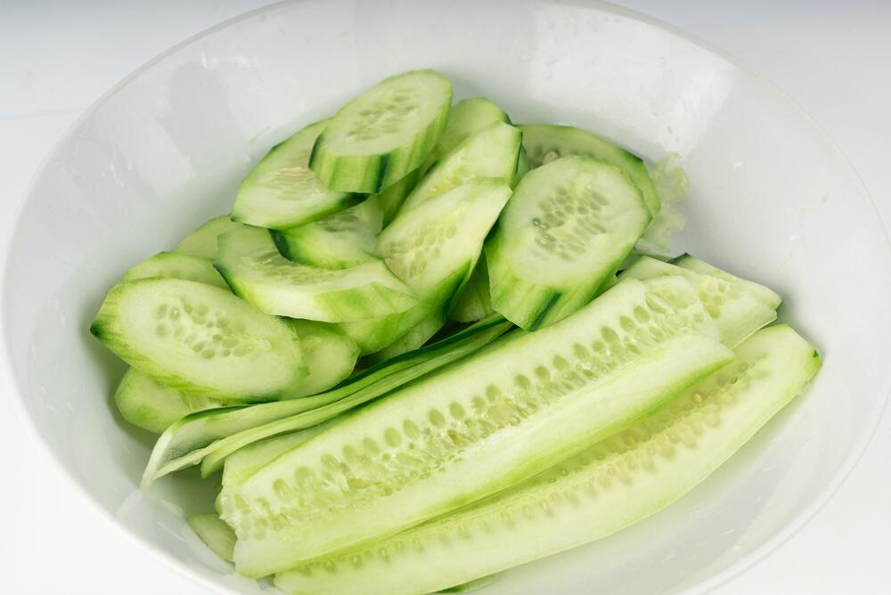 Krastavci su izuzetno niskokalorična namirnica (sadrže oko \(\text{95\%}\) vode) koja je bogata vitaminima C i K, magnezijumom, kalijumom i antioksidansima