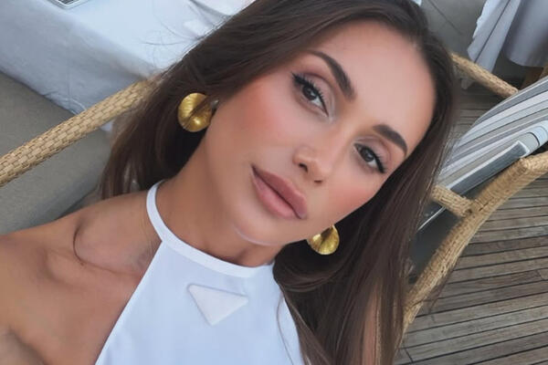 Jedina haljina koja vam treba ove sezone: Emina Jahović u modnom komadu koji sakriva višak i stoji damama svih građa