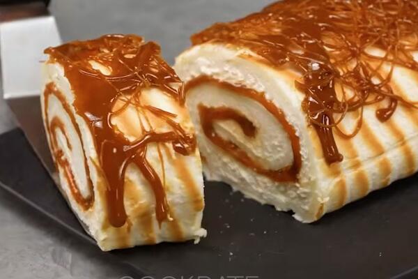 Najlepši recept za Pavlov rolat sa karamelom: Mekana i kremasta poslastica se topi u ustima, a sprema sa kao od šale