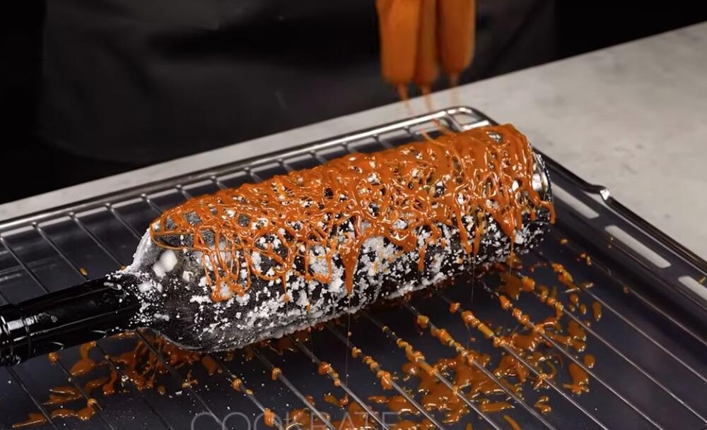 Pavlov rolat sa karamelom, pravljenje šara na flaši