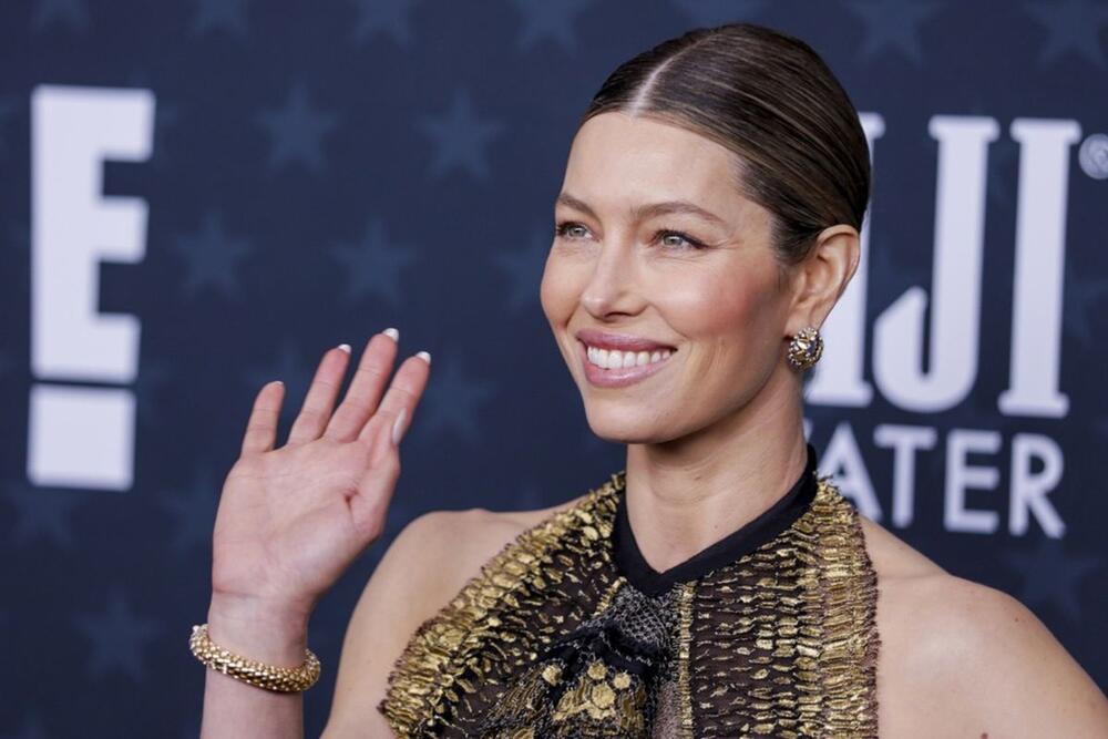 Glumica Džesika Bila ima 'groznu' naviku pod tušem, ali uživa u tome