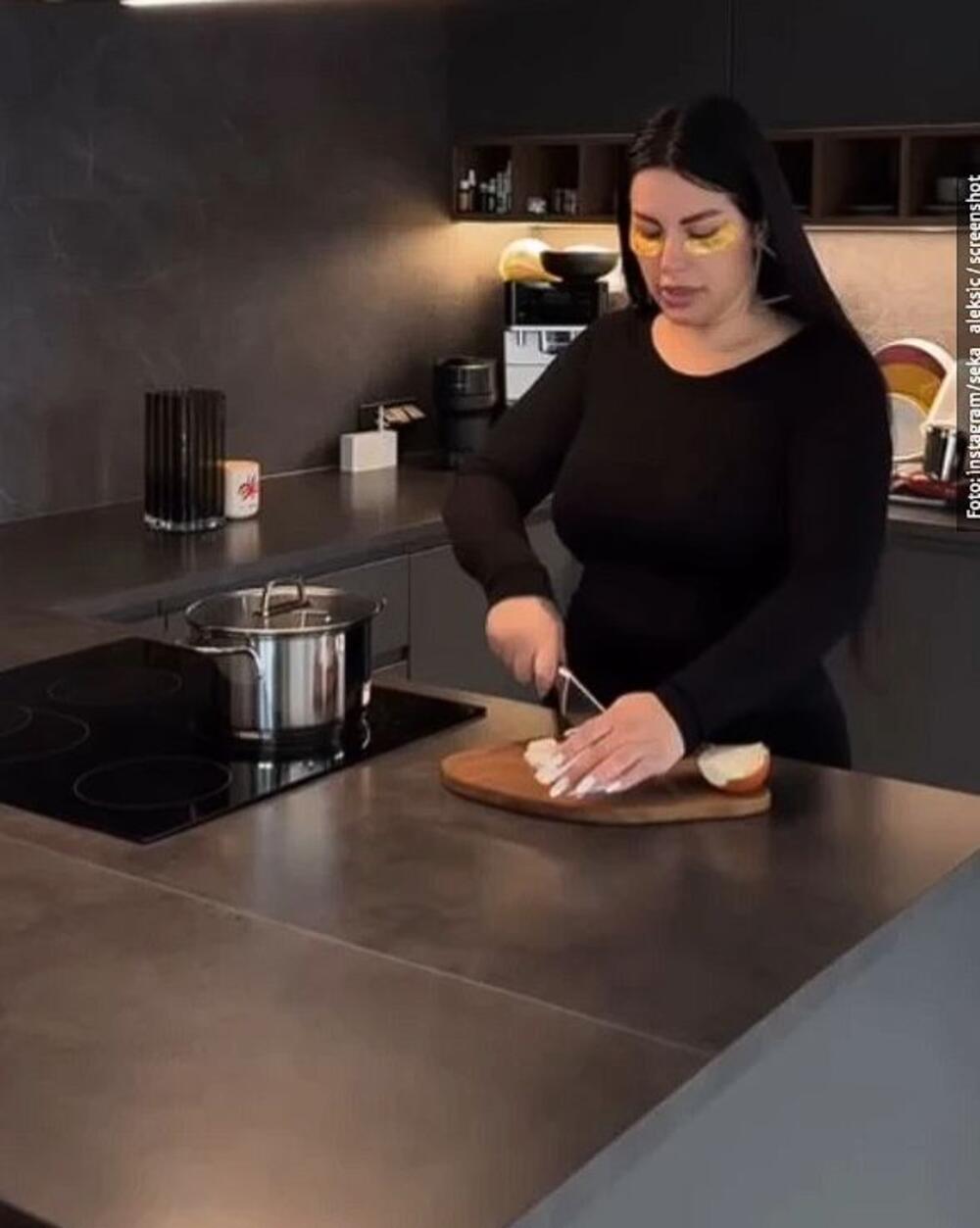 Crna i tamnosiva kuhinja Seke Aleksić