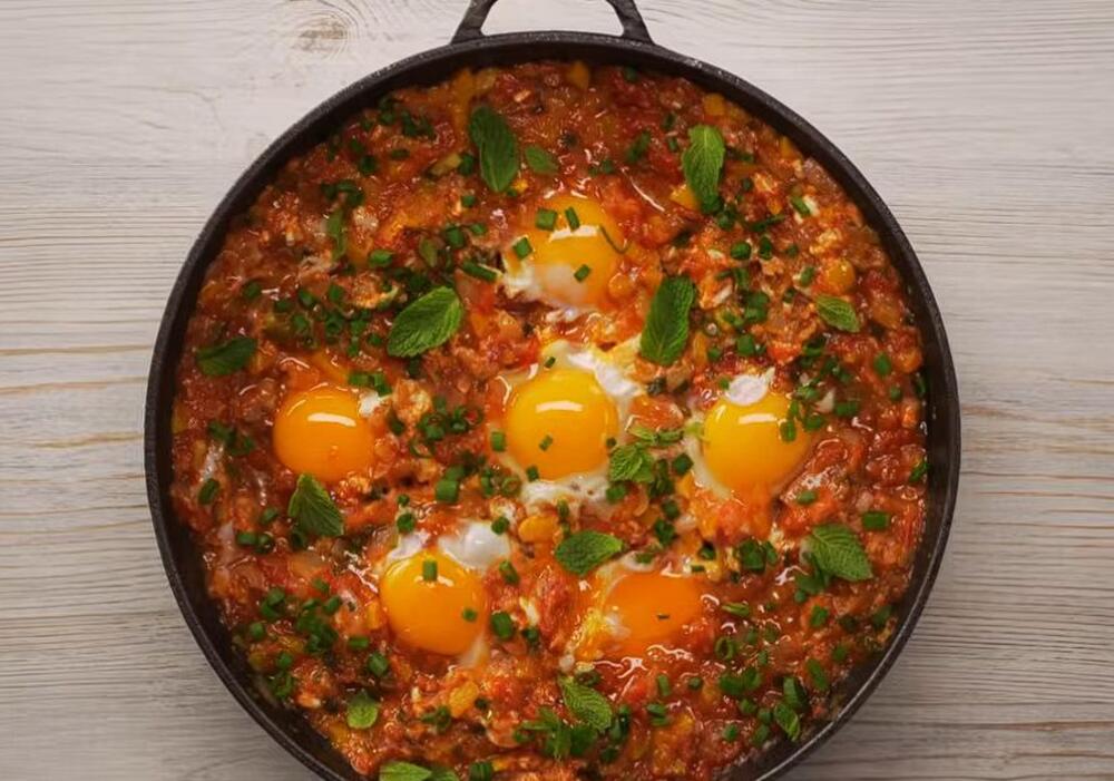 Turski menemen sa sačuvanim žumancima za umakanje