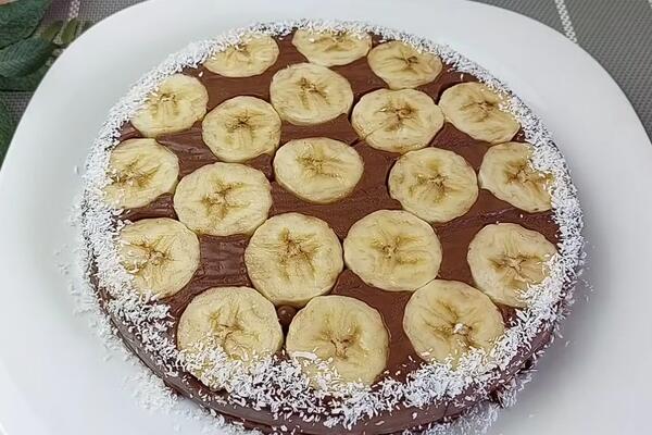 Najkremastija slatka mala izvrnuta torta: Čokoladni slatkiš od jedne banane kojem ćete se vraćati cele godine