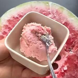 Najlepši sladoled od lubenice os 2 sastojka: Pravi se za 3 minuta, a hladi lepše od bilo kog skupog ledenog slatkiša