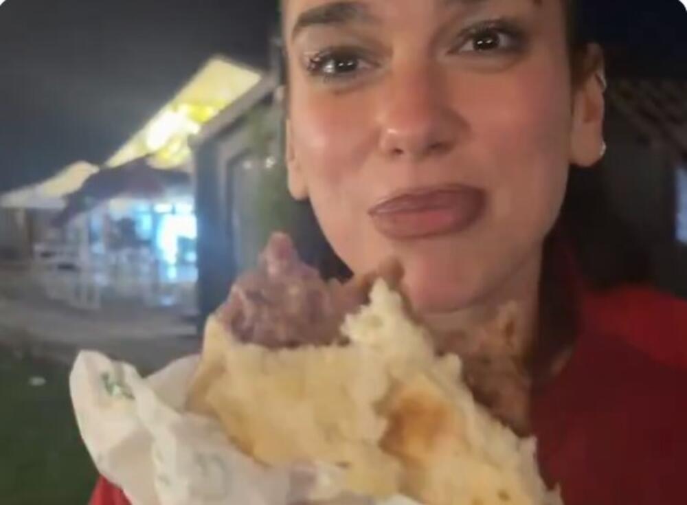 Dua Lipa jede pljeskavicu u Prištini