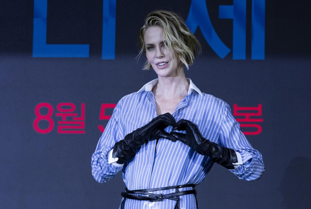 Neobično izdanje Šarliz Teron na premijeri filma 'Odiseja' u Južnoj Koreji