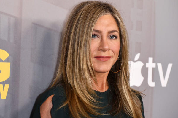 Kako upotrebiti crnu boju, a da prostor ne izgleda mračno? Dnevna soba Dženifer Aniston je lekcija o uređenju enterijera