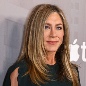 Kako upotrebiti crnu boju, a da prostor ne izgleda mračno? Dnevna soba Dženifer Aniston je lekcija o uređenju enterijera