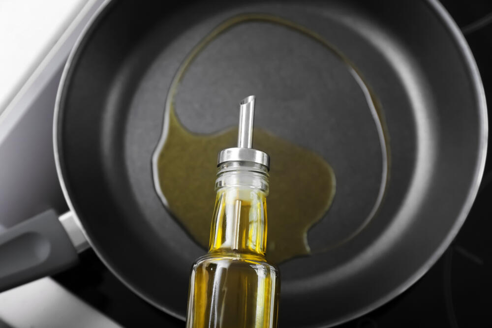 Maslinovo ulje je puno zdravih mononezasićenih masti, uglavnom oleinske kiseline, kao i vitamina E i K. 