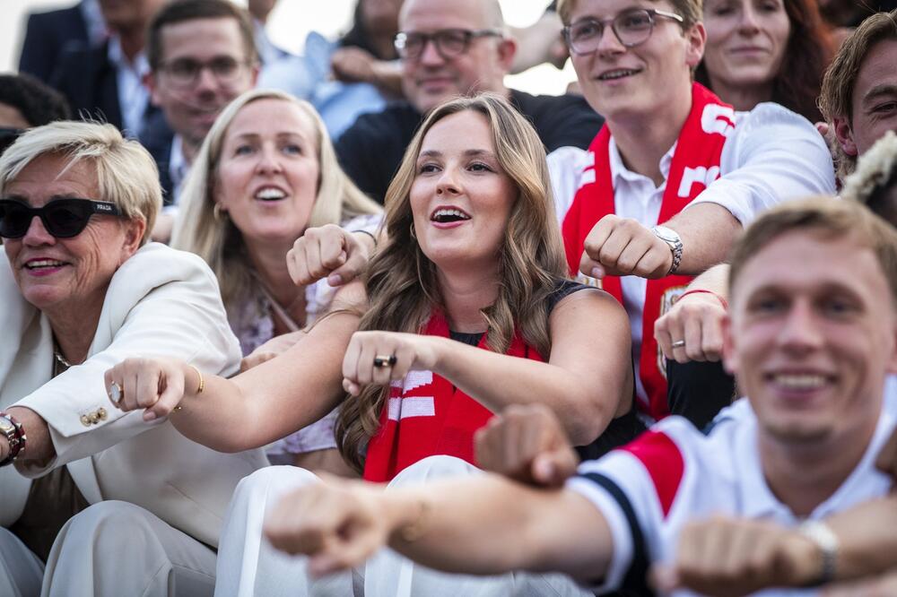 Princeza Ingrid Aleksandra od Norveške, ćerka prestolonaslednika princa Hakona i princeze Mete-Marit, prilikom 'norveškog veslanja' nakin povratka fudbalske reprezentacije s Mundijala