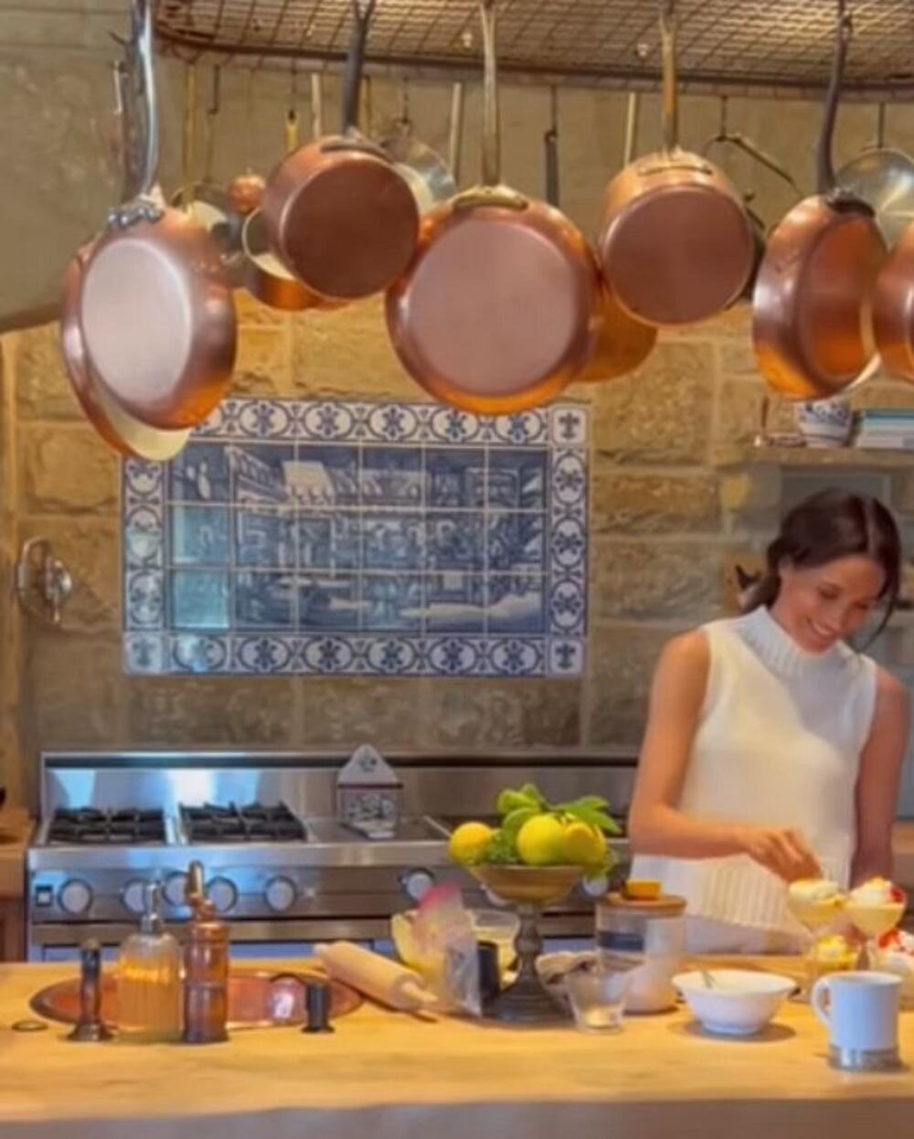 Viseće posuđe Megan Markl je okačeno na rešetku