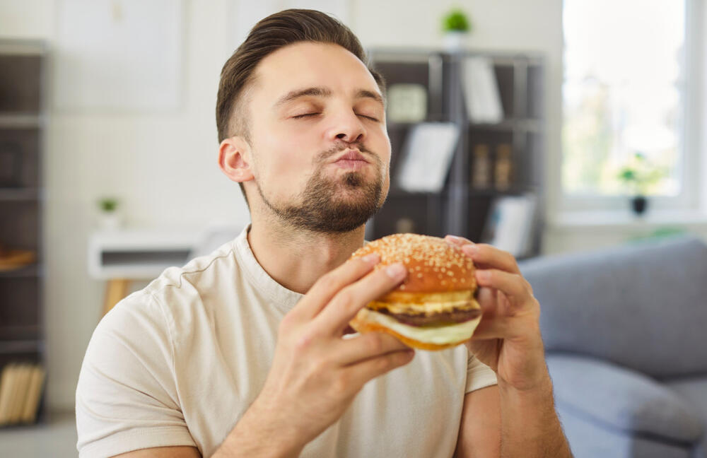Dečko jede burger