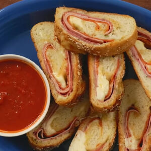 Hrskavi & preukusni pica-rolat savršen za večeru ili doručak! Recept za domaći STROMBOLI koji okuplja celu porodicu