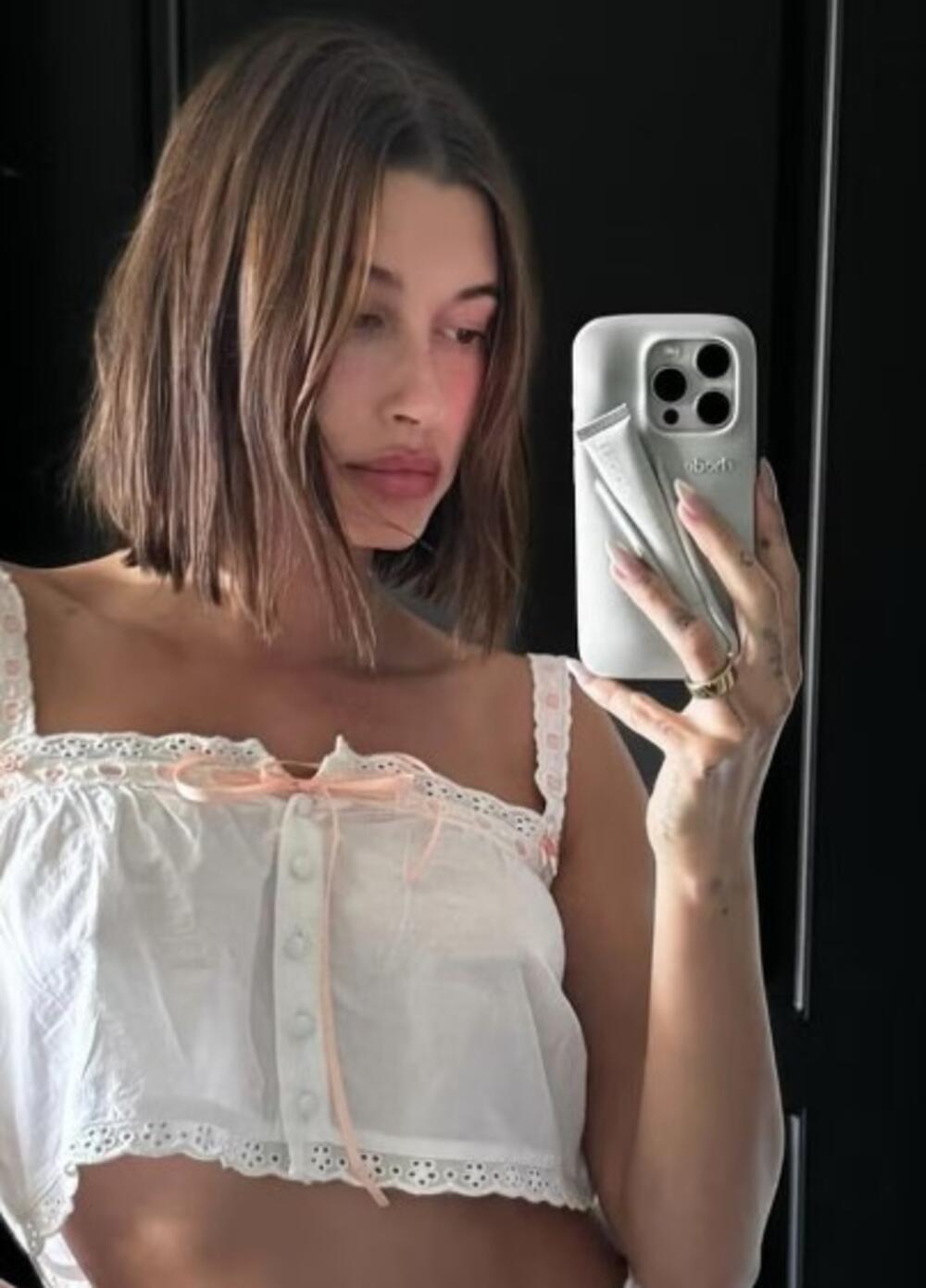 Nude nokti Hejli Biber