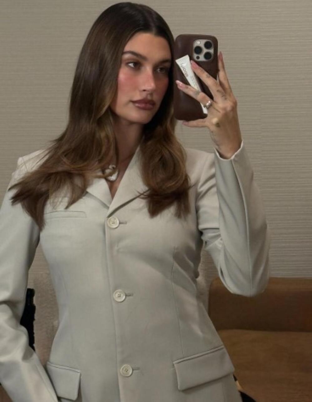 Nude nokti Hejli Biber