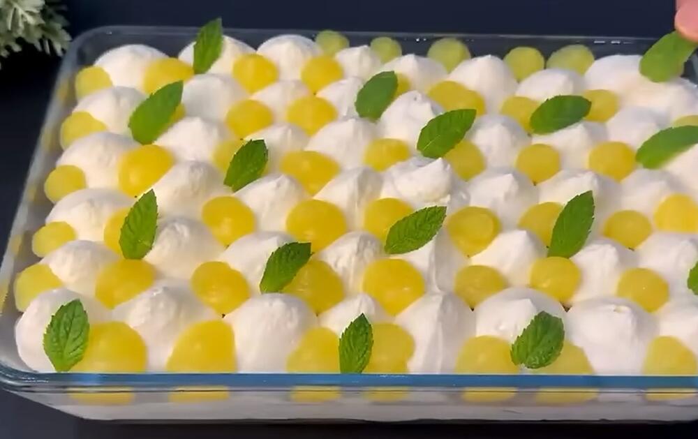 Lepo ukrašen letni tiramisu sa ukusom
