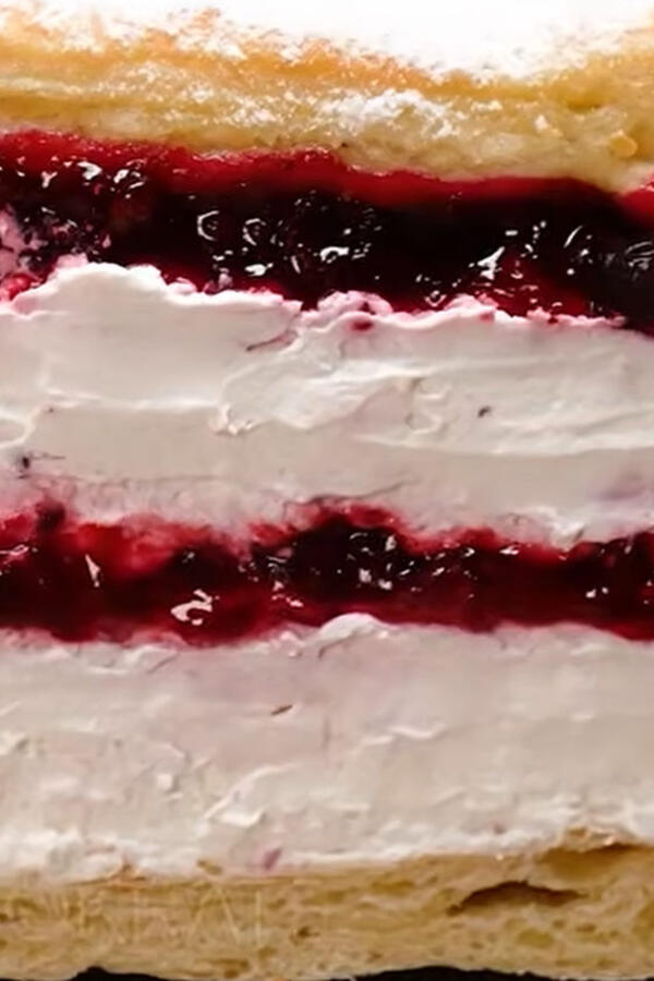 Lisnato testo, voće i kremasti fil &ndash; dezert koji pojam slatkiša podiže na viši nivo: Recept za tortu koja osvaja na prvu