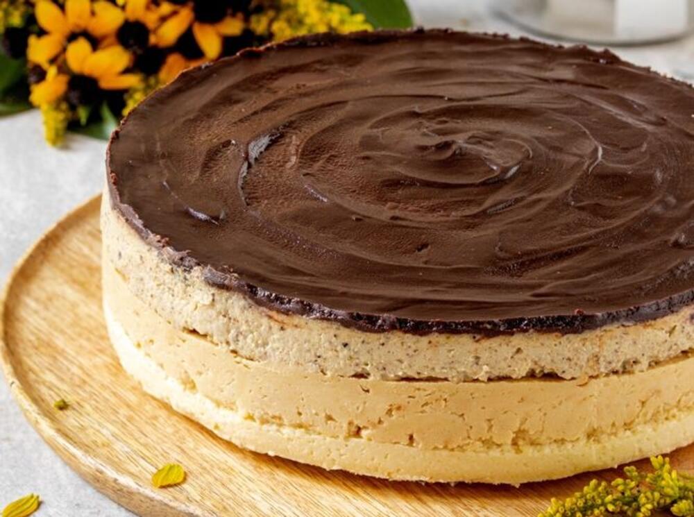 Posna pesak torta prelivena otopljenom čokoladom