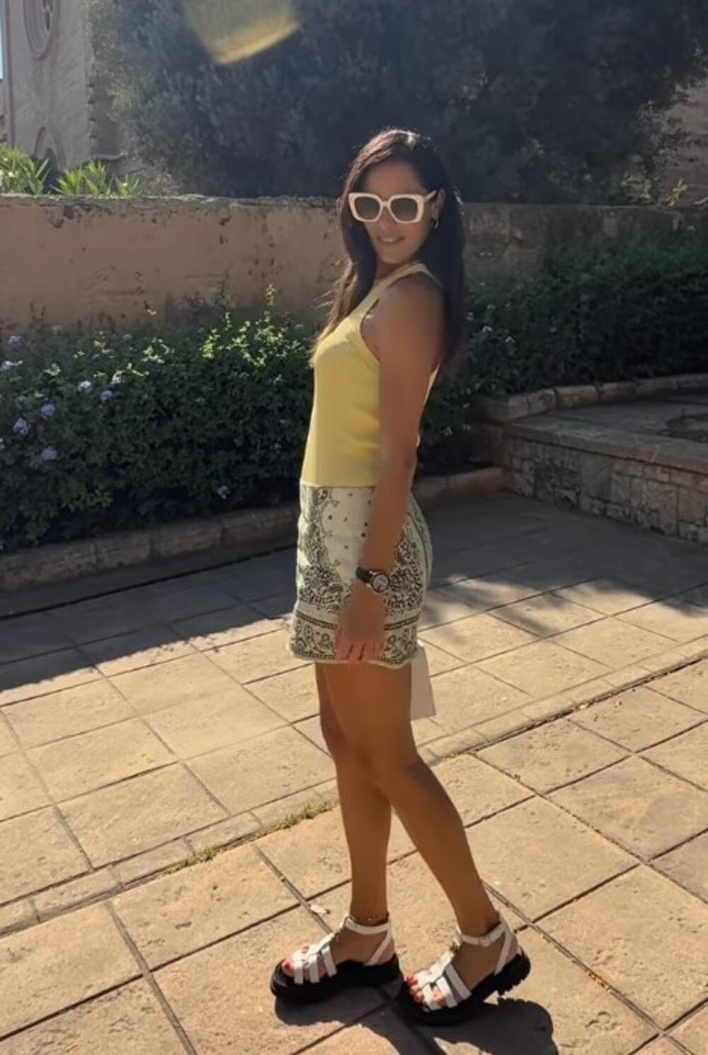 Ana Ivanović u žutoj majici i Zimmermann mini-suknji
