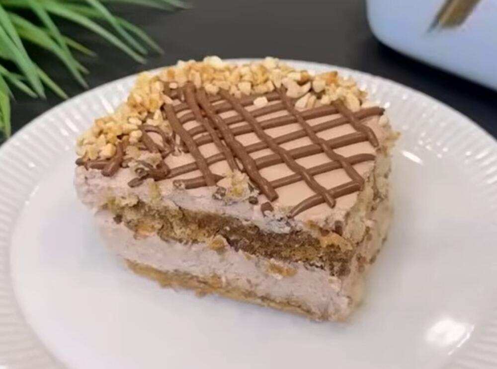 Kolač od piškota, krema i lešnika