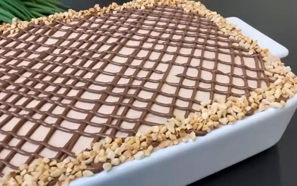 Poslastica od piškota, krema i lešnika