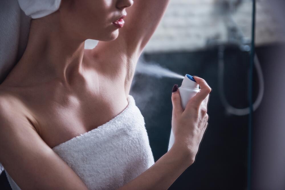 Mnogi antiperspiranti sadrže jedinjenja aluminijuma koja privremeno blokiraju znojne žlezde