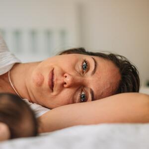 Šta ako se postporođajna depresija ne leči? Ima je svaka 5. porodilja u Srbiji, posledice ignorisanja imaju mama i dete