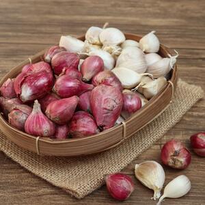 Crveni ili beli luk - koji je zdraviji? Nutricionisti otkrivaju važne razlike koje mnogi ne znaju
