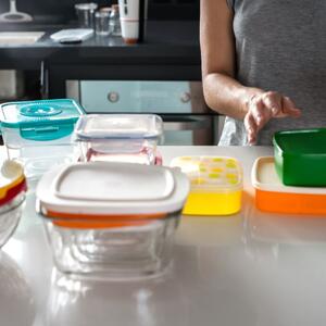 6 saveta za organizaciju plastikarije u kuhinji: Nikada više nećete juriti poklopce po radnim delovima