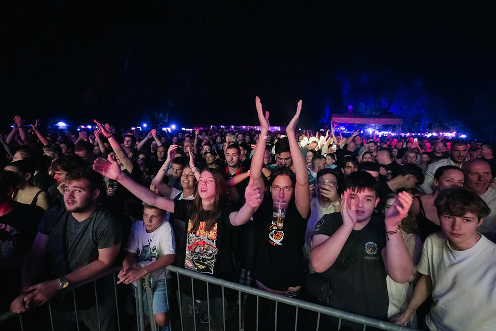 <p>Druga veče četvrtog po redu Art Front festivala na krcatom mitrovačkom Hipodromu pretvorila se u istinsku, nezaboravni rok spektakl. Glavni krivci za nezapamćenu eksploziju čiste pozitivne energije i nostalgičnog naboja bili su članovi kultnog sarajevskog sastava Zabranjeno pušenje</p>