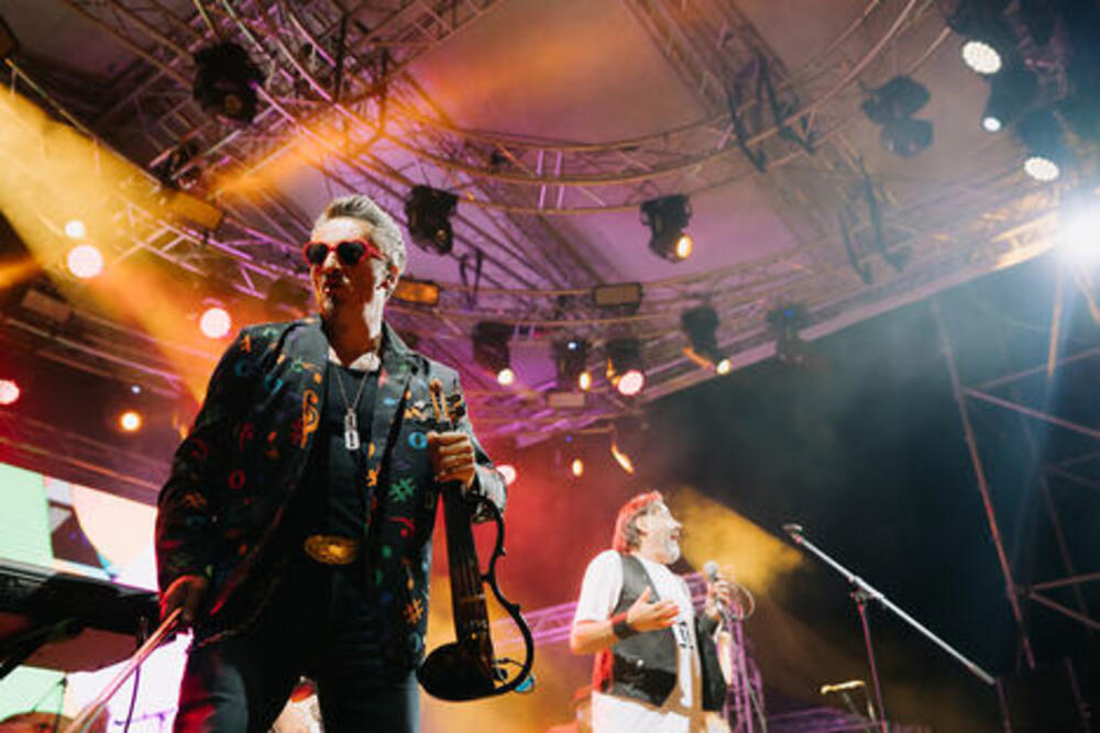 <p>Druga veče četvrtog po redu Art Front festivala na krcatom mitrovačkom Hipodromu pretvorila se u istinsku, nezaboravni rok spektakl. Glavni krivci za nezapamćenu eksploziju čiste pozitivne energije i nostalgičnog naboja bili su članovi kultnog sarajevskog sastava Zabranjeno pušenje</p>