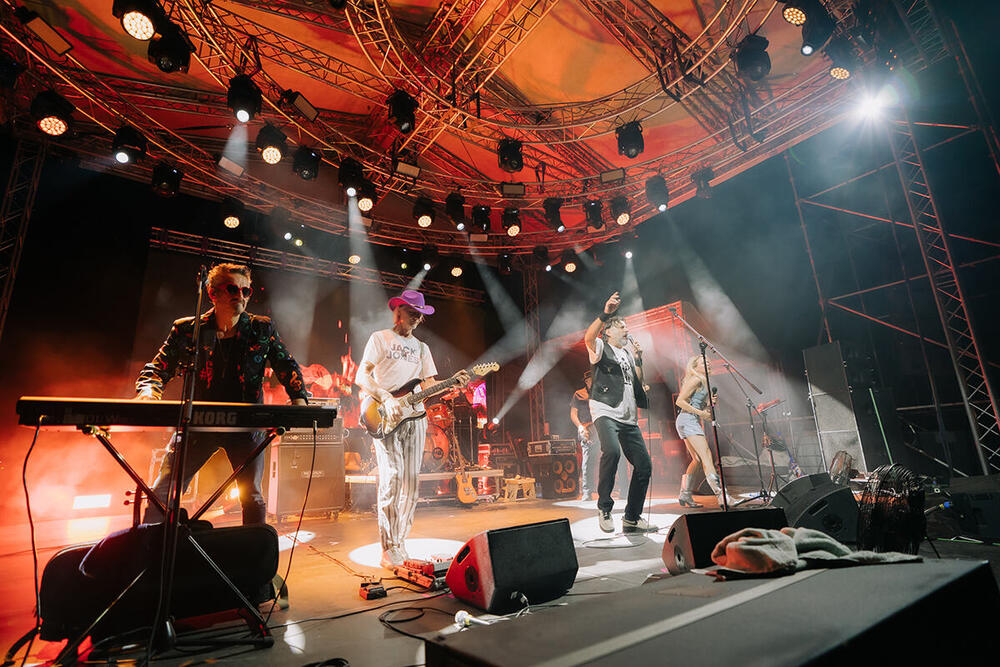 <p>Druga veče četvrtog po redu Art Front festivala na krcatom mitrovačkom Hipodromu pretvorila se u istinsku, nezaboravni rok spektakl. Glavni krivci za nezapamćenu eksploziju čiste pozitivne energije i nostalgičnog naboja bili su članovi kultnog sarajevskog sastava Zabranjeno pušenje</p>