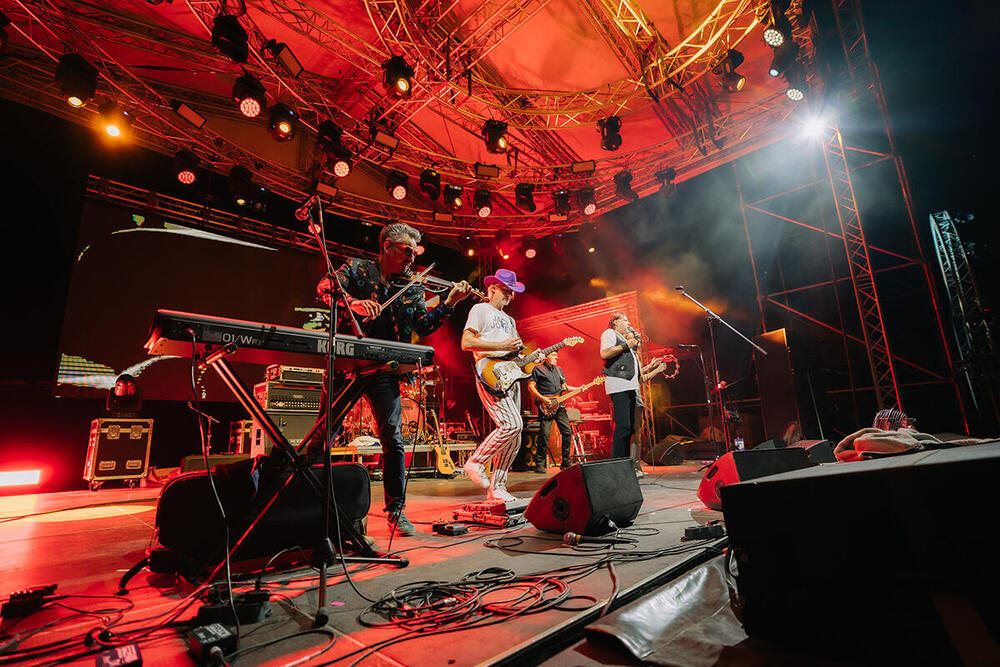 <p>Druga veče četvrtog po redu Art Front festivala na krcatom mitrovačkom Hipodromu pretvorila se u istinsku, nezaboravni rok spektakl. Glavni krivci za nezapamćenu eksploziju čiste pozitivne energije i nostalgičnog naboja bili su članovi kultnog sarajevskog sastava Zabranjeno pušenje</p>