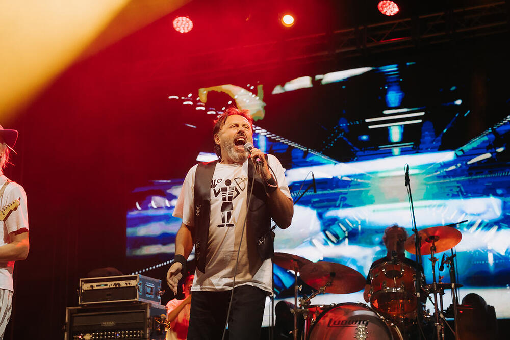 <p>Druga veče četvrtog po redu Art Front festivala na krcatom mitrovačkom Hipodromu pretvorila se u istinsku, nezaboravni rok spektakl. Glavni krivci za nezapamćenu eksploziju čiste pozitivne energije i nostalgičnog naboja bili su članovi kultnog sarajevskog sastava Zabranjeno pušenje</p>